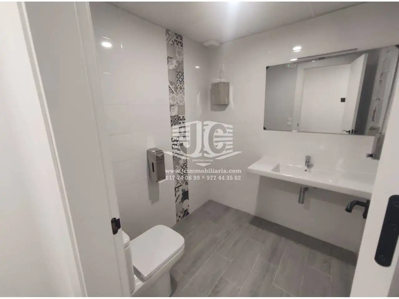 Badezimmer von Büro zur Miete in Tortosa mit Klimaanlage