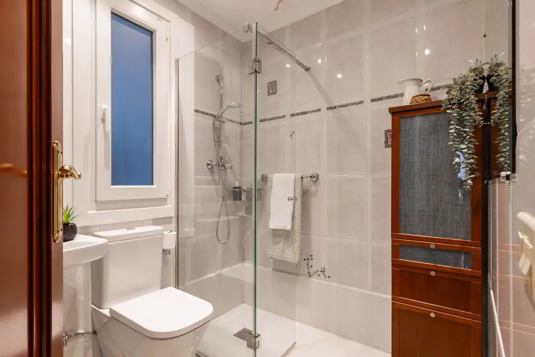 Bathroom of Flat for sale in Donostia - San Sebastián   with Heating and Balcony