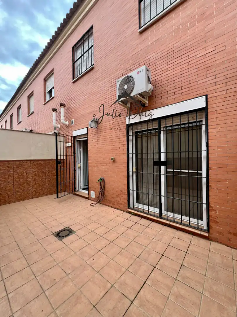 Vista exterior de Casa o xalet en venda en Coria del Río amb Terrassa, Traster i Moblat