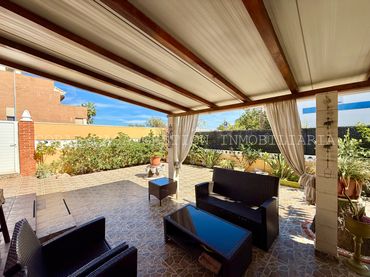 Chalet con balcón en venta en Carrer Costa Daurada