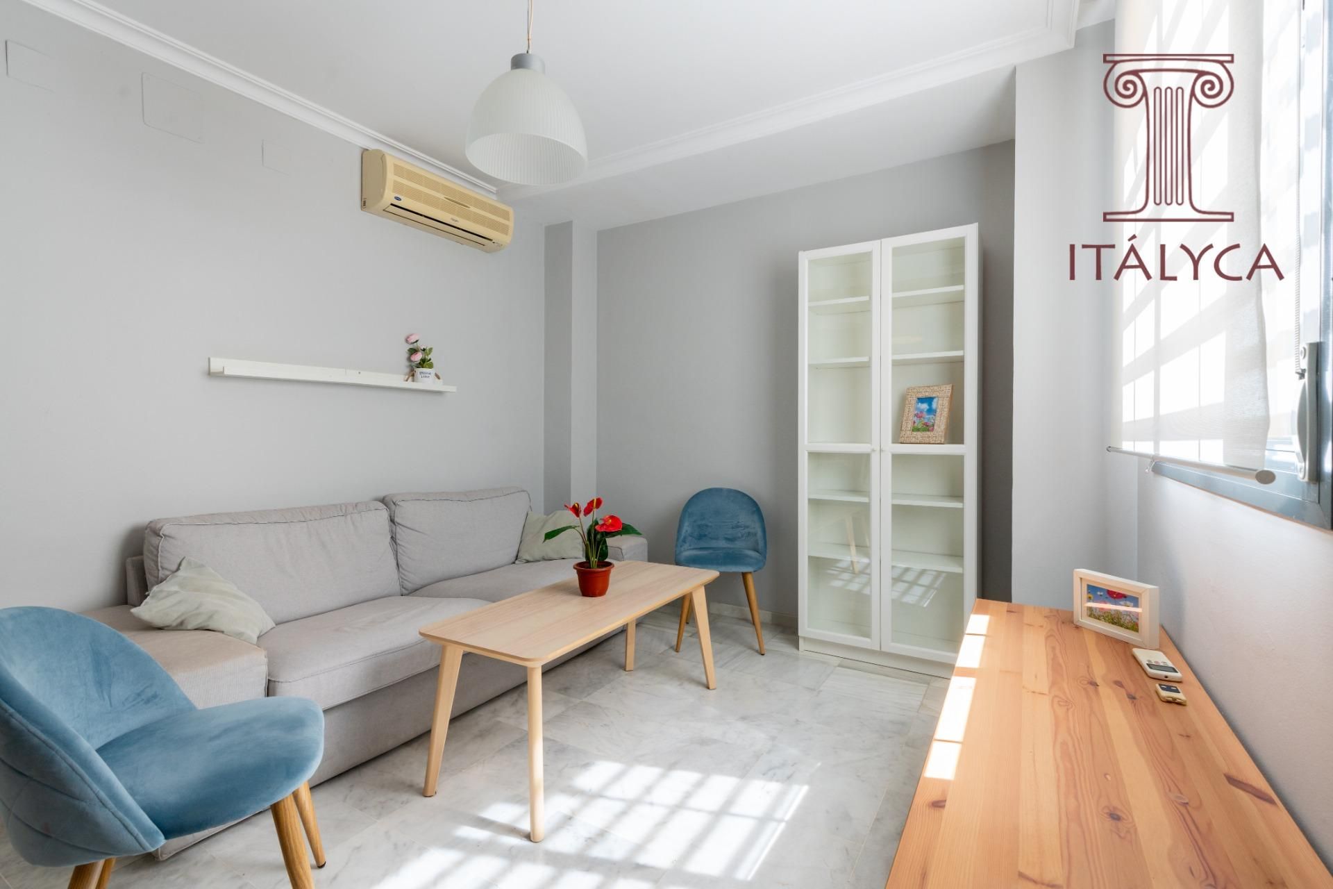 Sala d'estar de Dúplex en venda en  Sevilla Capital amb Aire condicionat, Terrassa i Alarma