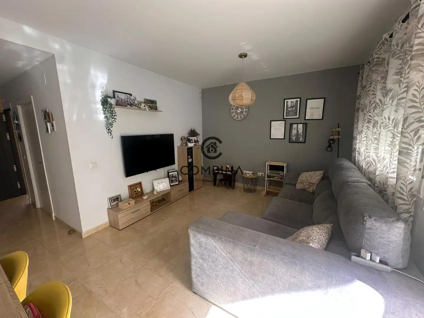 Wohnzimmer von Einfamilien-Reihenhaus zum Verkauf in Camas mit Klimaanlage, Terrasse und Abstellraum
