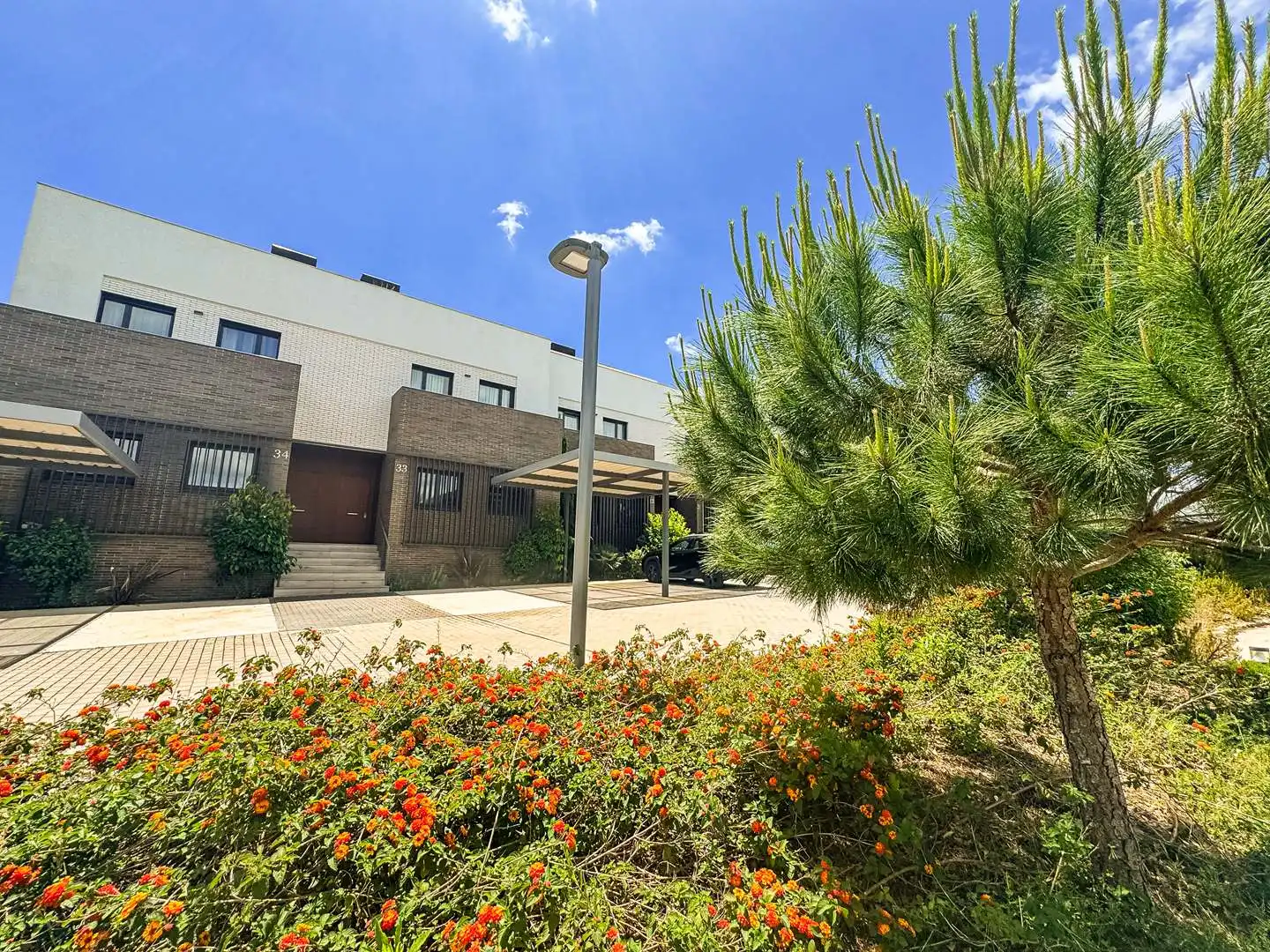Vista exterior de Casa adosada en venda en Sotogrande amb Aire condicionat, Calefacció i Jardí privat