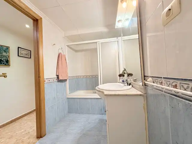 Badezimmer von Wohnung zum Verkauf in Castellón de la Plana / Castelló de la Plana mit Klimaanlage, Heizung und Abstellraum