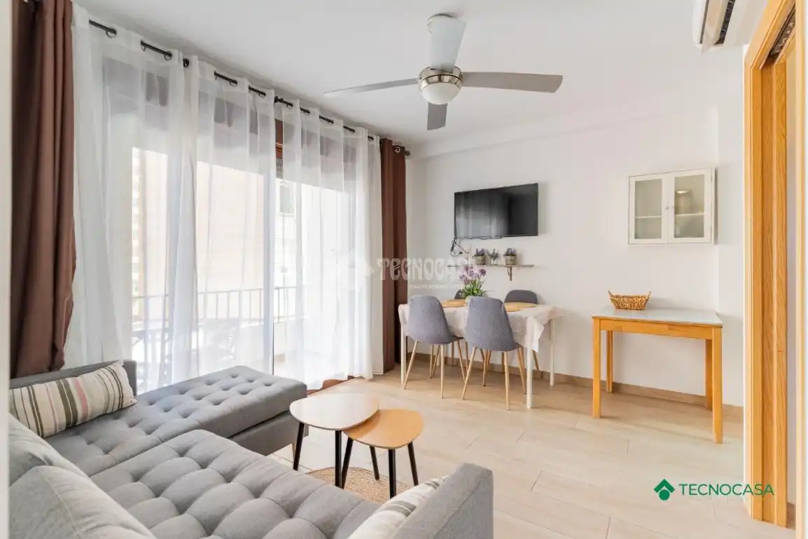 Sala d'estar de Pis en venda en Roquetas de Mar amb Aire condicionat i Terrassa