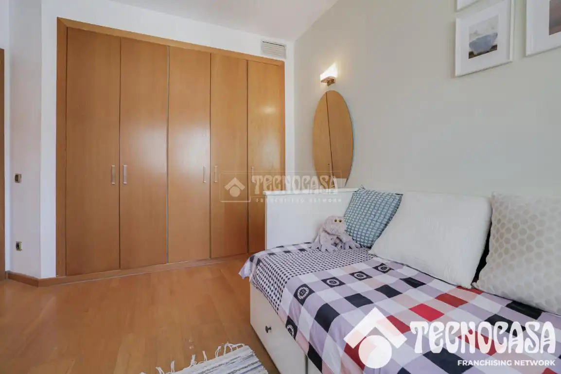 Schlafzimmer von Wohnung zum Verkauf in Barcelona mit Klimaanlage, Abstellraum und Balkon