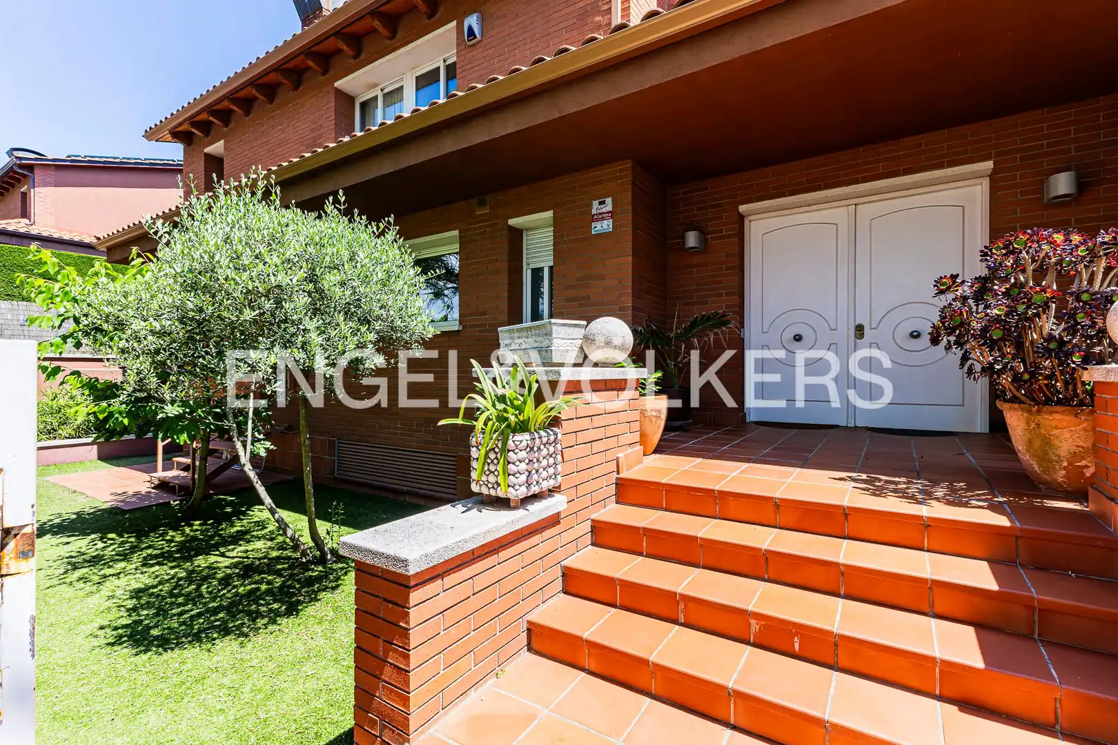 Vista exterior de Casa o xalet en venda en Sant Cugat del Vallès amb Aire condicionat, Calefacció i Jardí privat