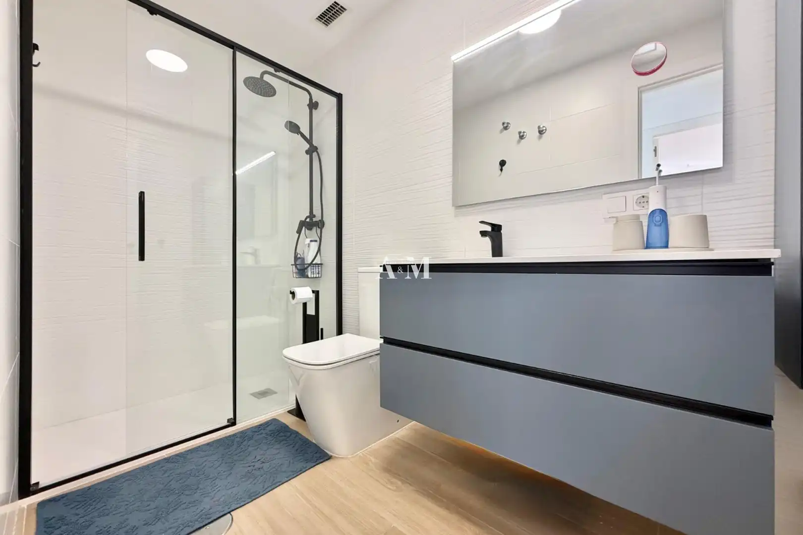 Bany de Apartament de lloguer en Torrevieja amb Aire condicionat, Calefacció i Parquet