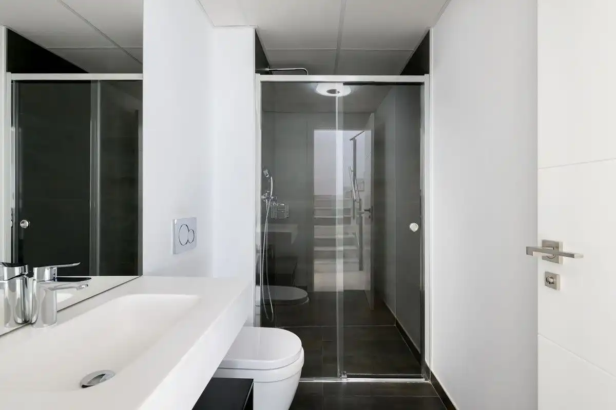 Bany de Casa o xalet en venda en Marbella amb Terrassa, Alarma i Piscina comunitària