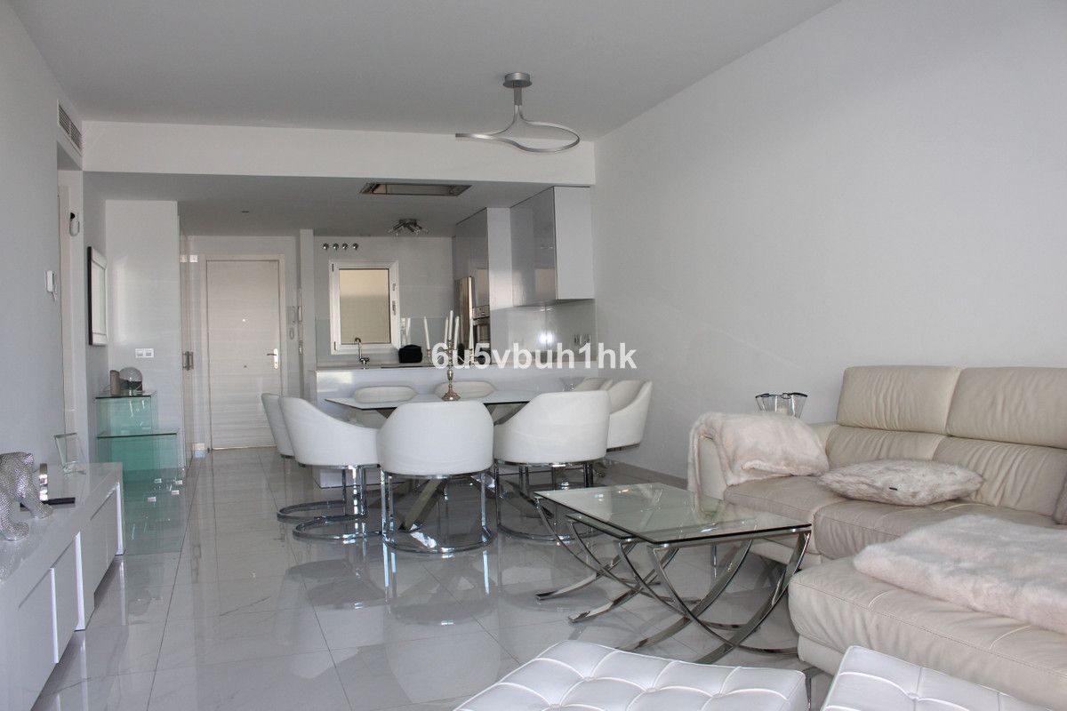 Sala d'estar de Apartament en venda en Estepona amb Aire condicionat, Terrassa i Moblat