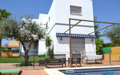 Vista exterior de Casa o xalet en venda en Bollullos de la Mitación amb Aire condicionat, Terrassa i Piscina