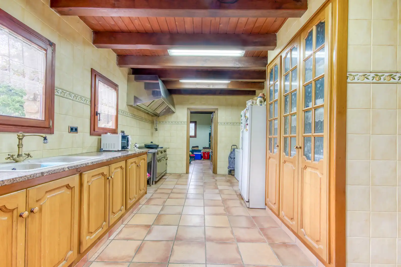 Küche von Country house zum Verkauf in Sant Joan Les Fonts mit Klimaanlage, Heizung und Privatgarten