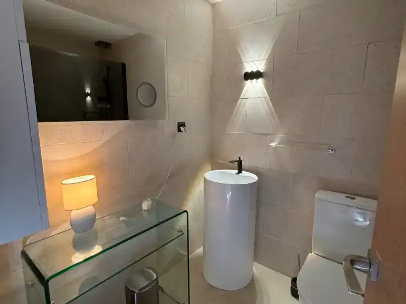 Badezimmer von Wohnung zum Verkauf in Marbella mit Klimaanlage, Schwimmbad und Balkon