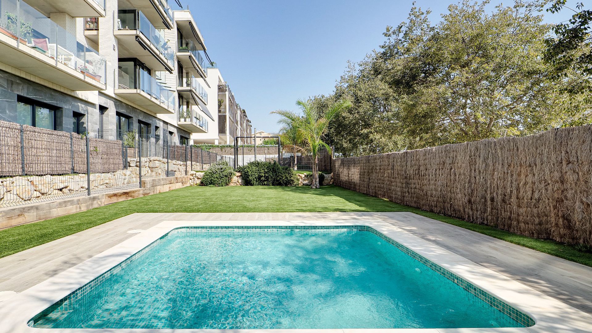 Swimming pool of Flat for sale in Vilanova i la Geltrú  with Air Conditioner, Heating and Terrace