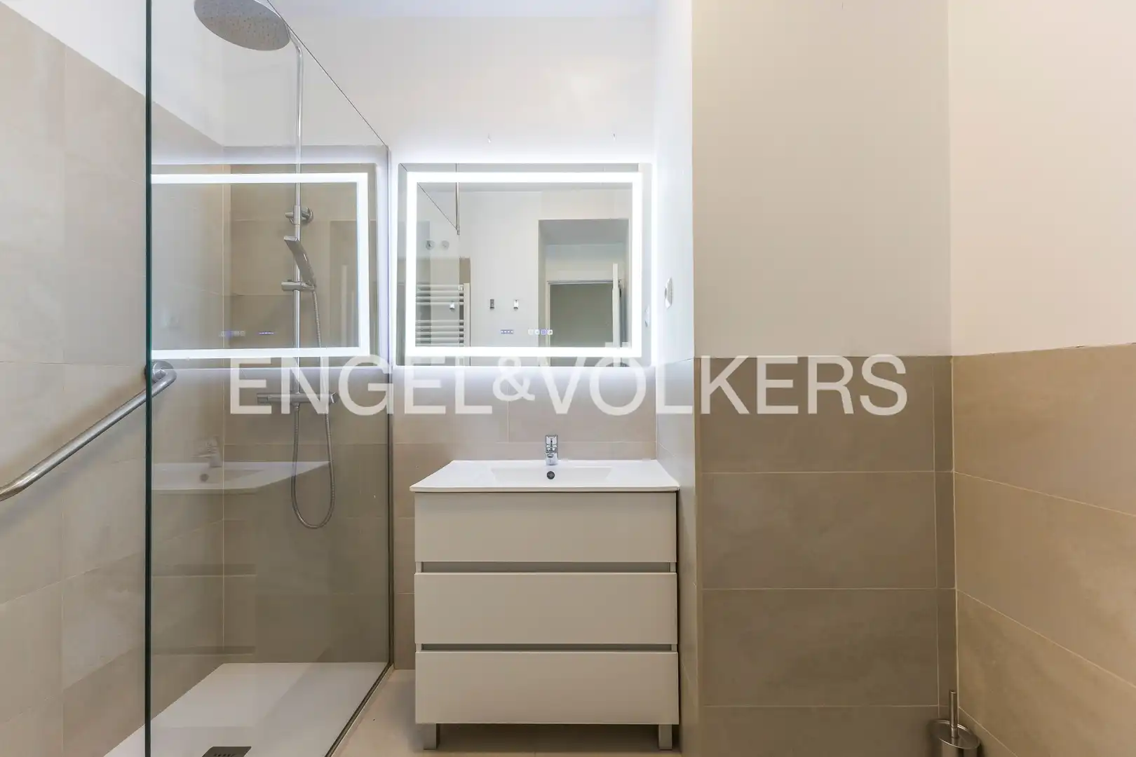 Badezimmer von Wohnung zur Miete in Madrid mit Klimaanlage, Heizung und Parkett