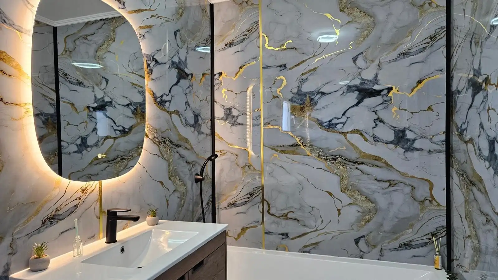 Baño de Casa adosada en venta en Marbella con Aire acondicionado, Calefacción y Jardín privado