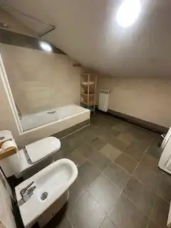 Baño de Apartamento en venta en León Capital  con Calefacción, Parquet y Trastero