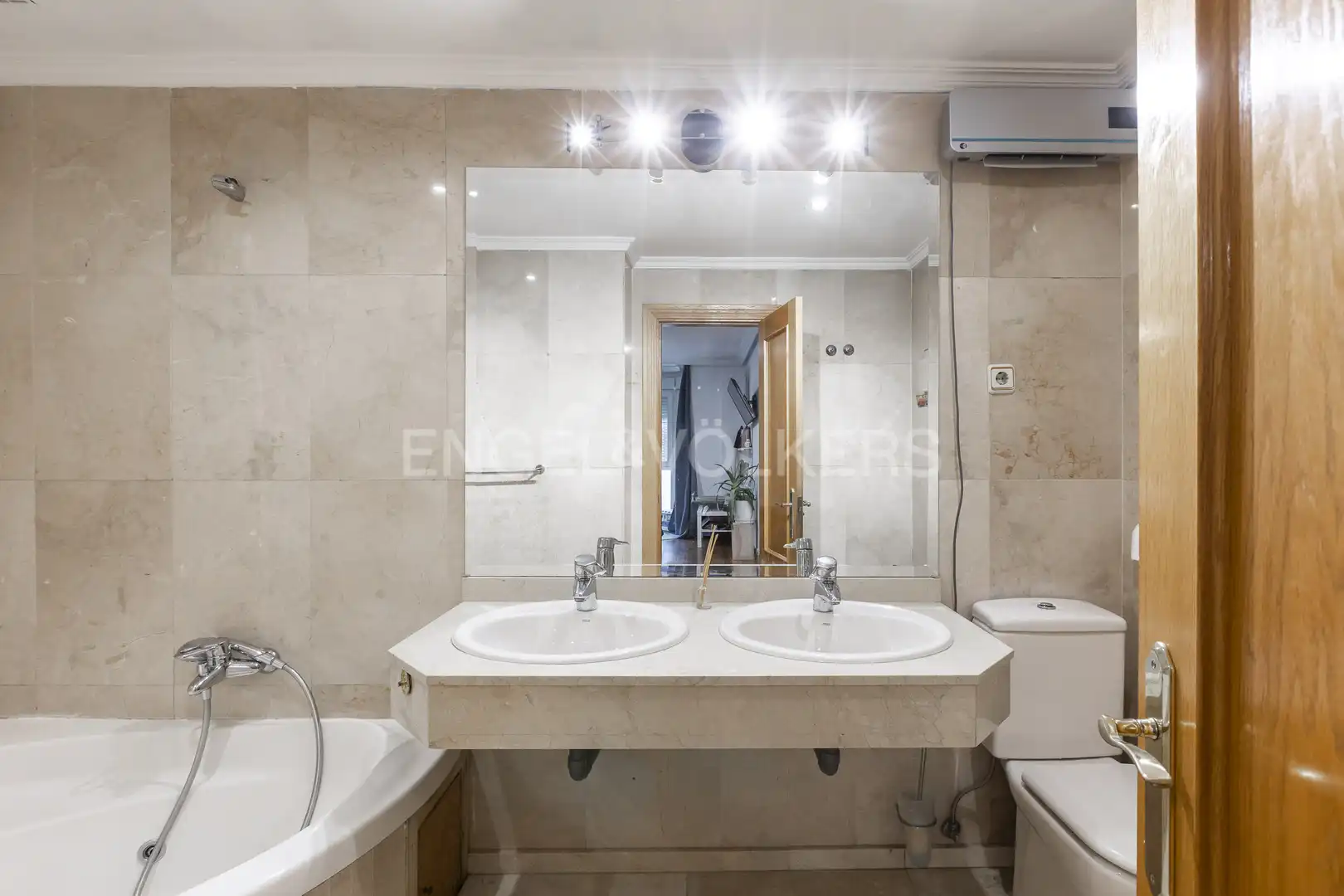 Baño de Casa o chalet en venta en Madrid con Aire acondicionado, Calefacción y Jardín privado