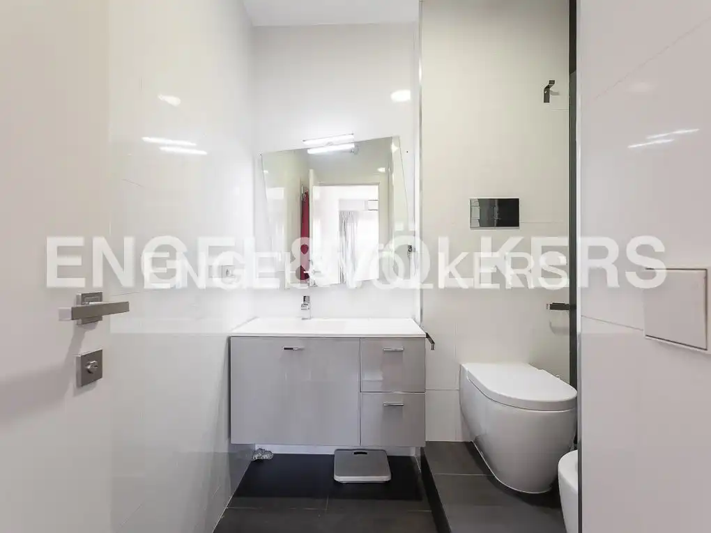Bathroom of Flat for rent in Valencia  with Air Conditioner, Heating and Parquet flooring