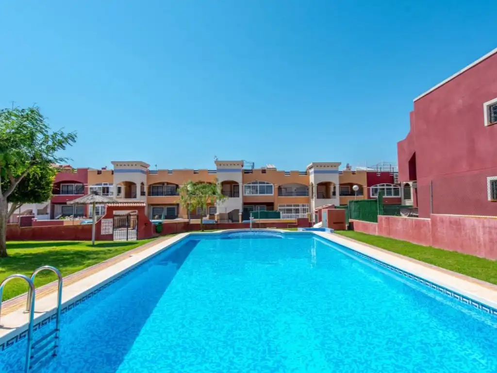 Piscina de Casa adosada en venda en Orihuela amb Aire condicionat, Moblat i Piscina comunitària