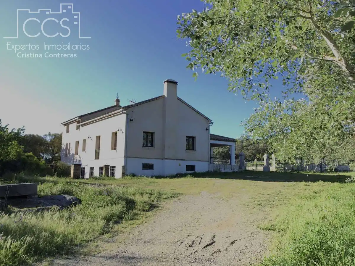 Vista exterior de Finca rústica en venda en El Pedroso amb Traster, Piscina i Moblat