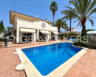 Vista exterior de Casa o xalet en venda en Cambrils amb Aire condicionat, Terrassa i Piscina