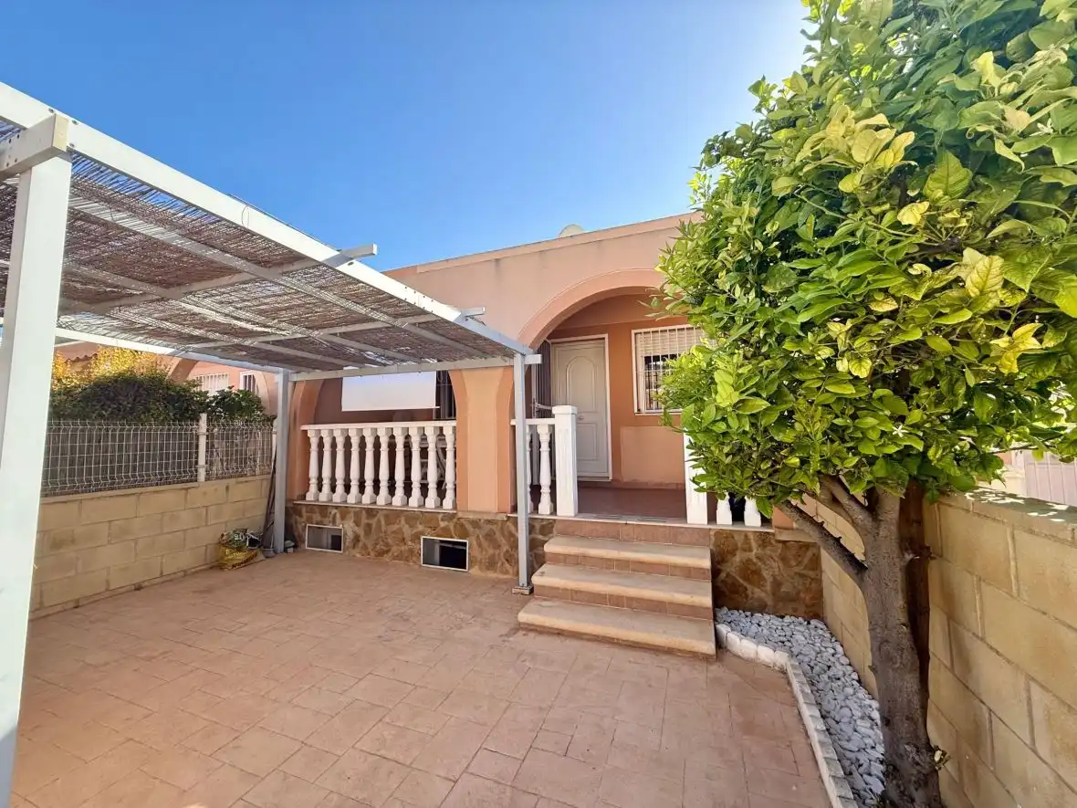 Vista exterior de Casa o chalet en venta en Santa Pola con Calefacción, Terraza y Piscina