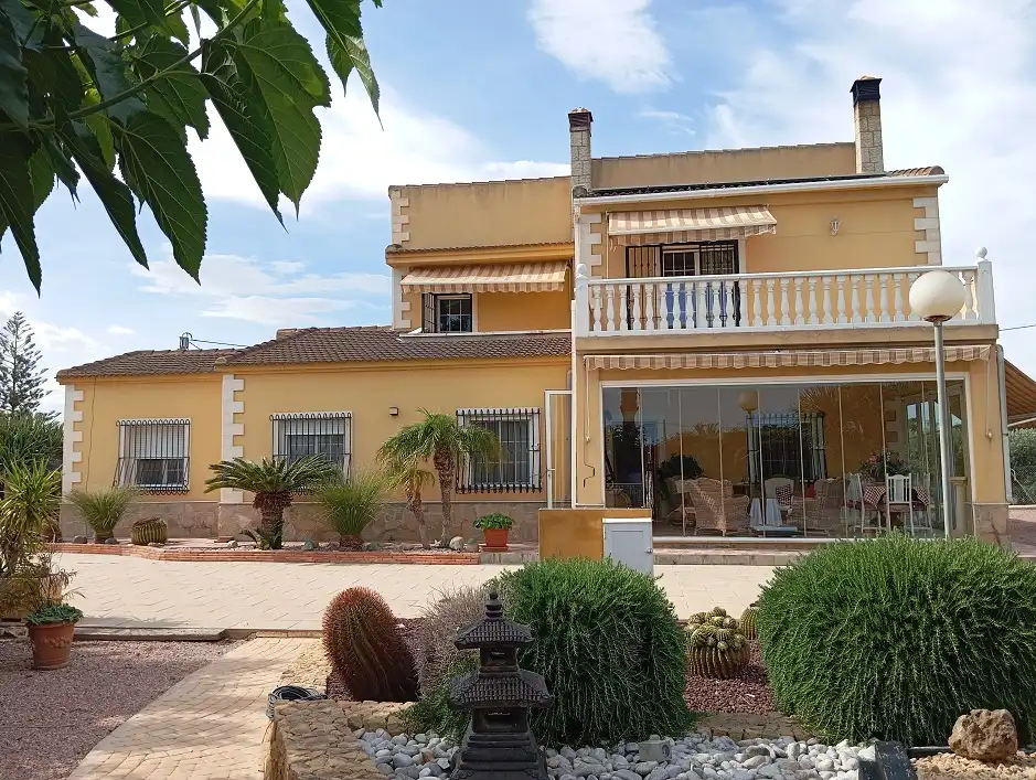 Außenansicht von Haus oder Chalet zum Verkauf in Elche / Elx mit Privatgarten, Terrasse und Schwimmbad