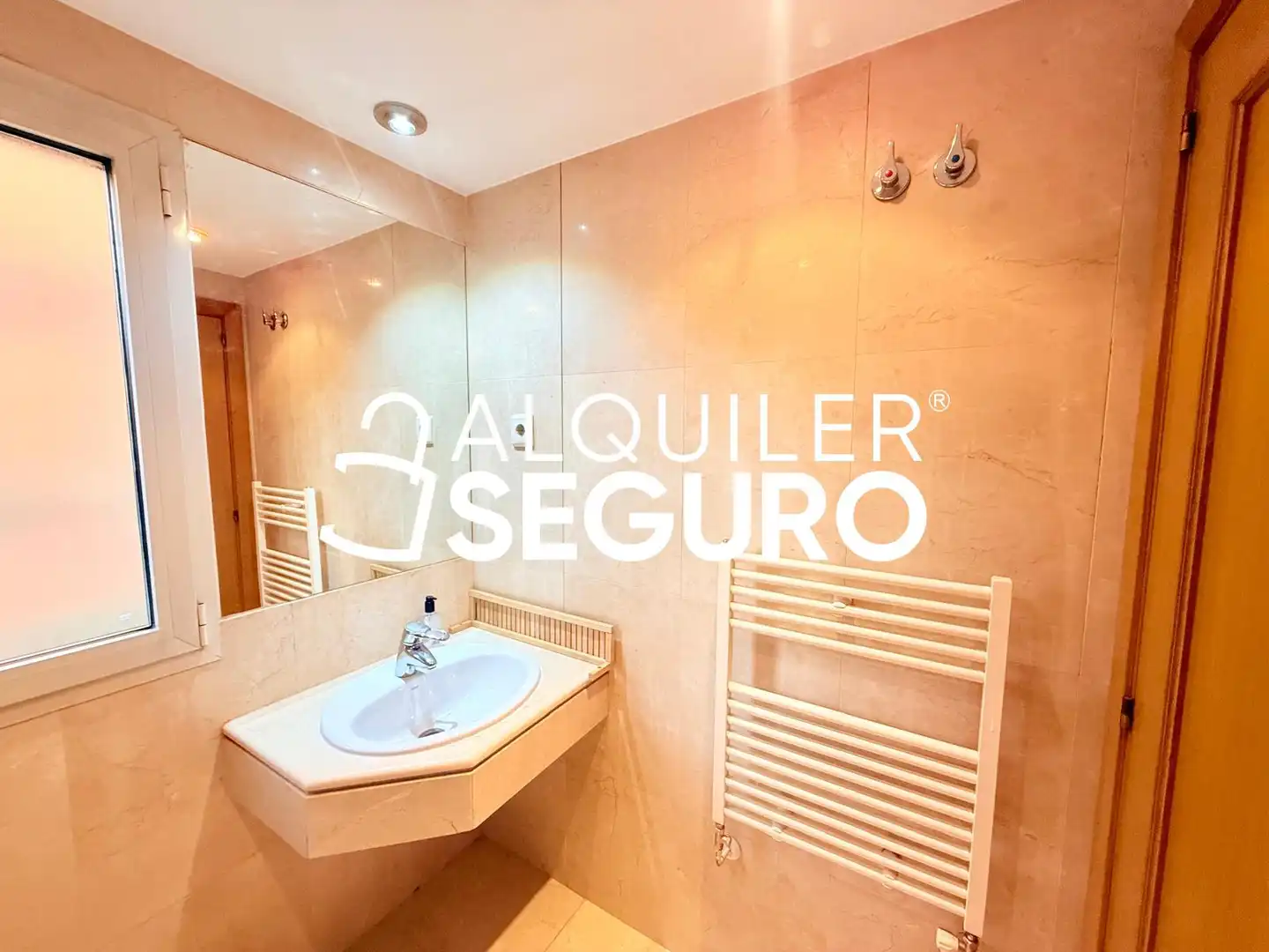 Bathroom of Flat for rent in Madrid  with Air Conditioner and Heating