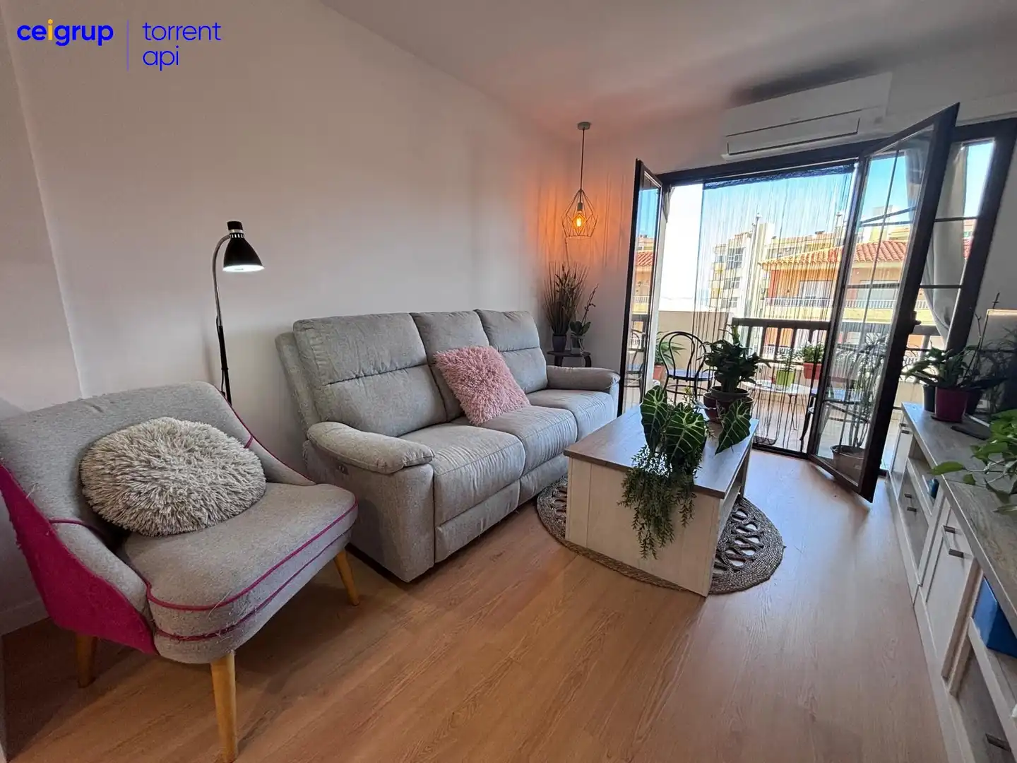 Wohnzimmer von Dachboden zum Verkauf in L'Escala mit Klimaanlage und Terrasse