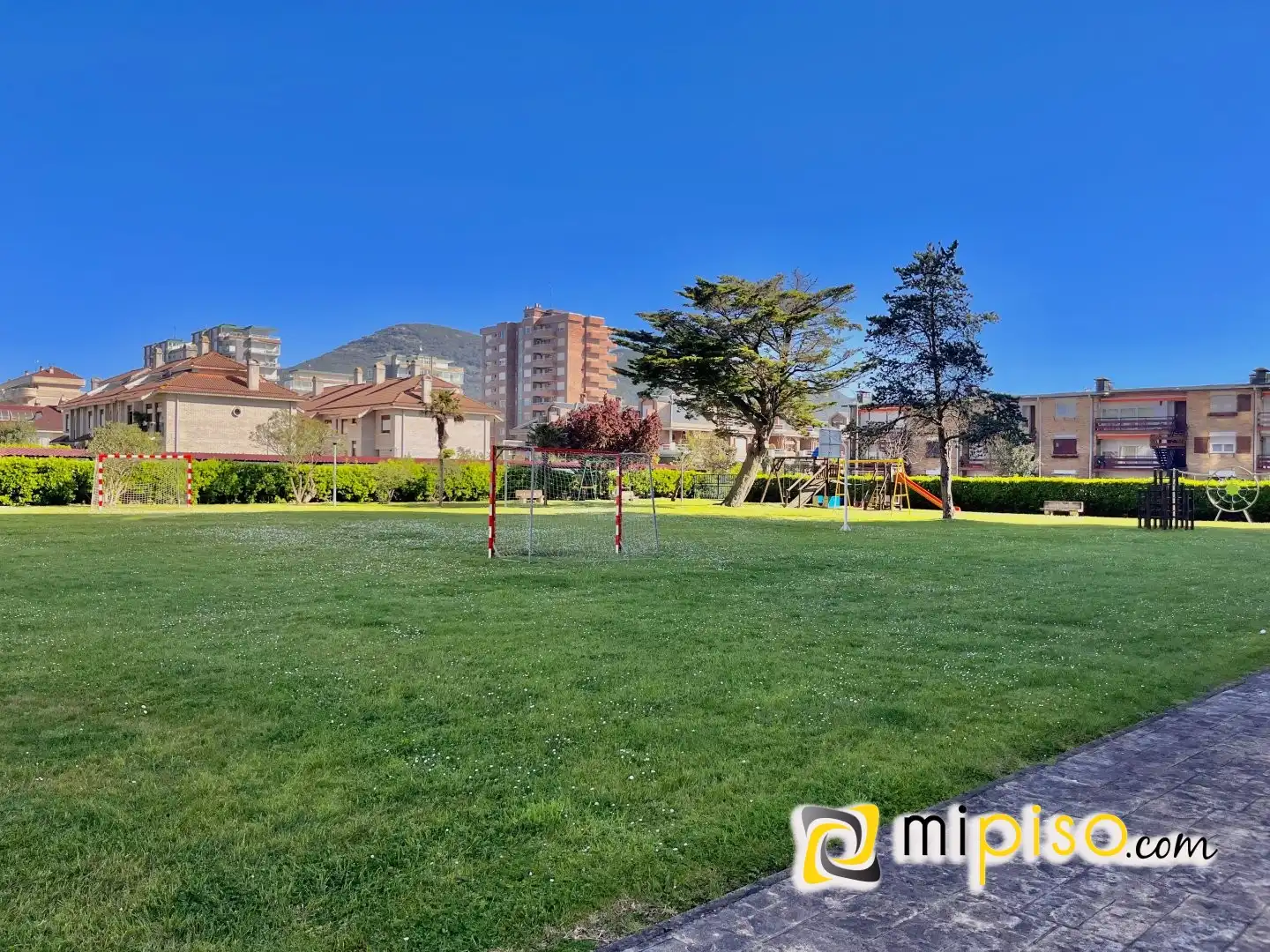 Jardí de Pis en venda en Laredo amb Calefacció i Moblat