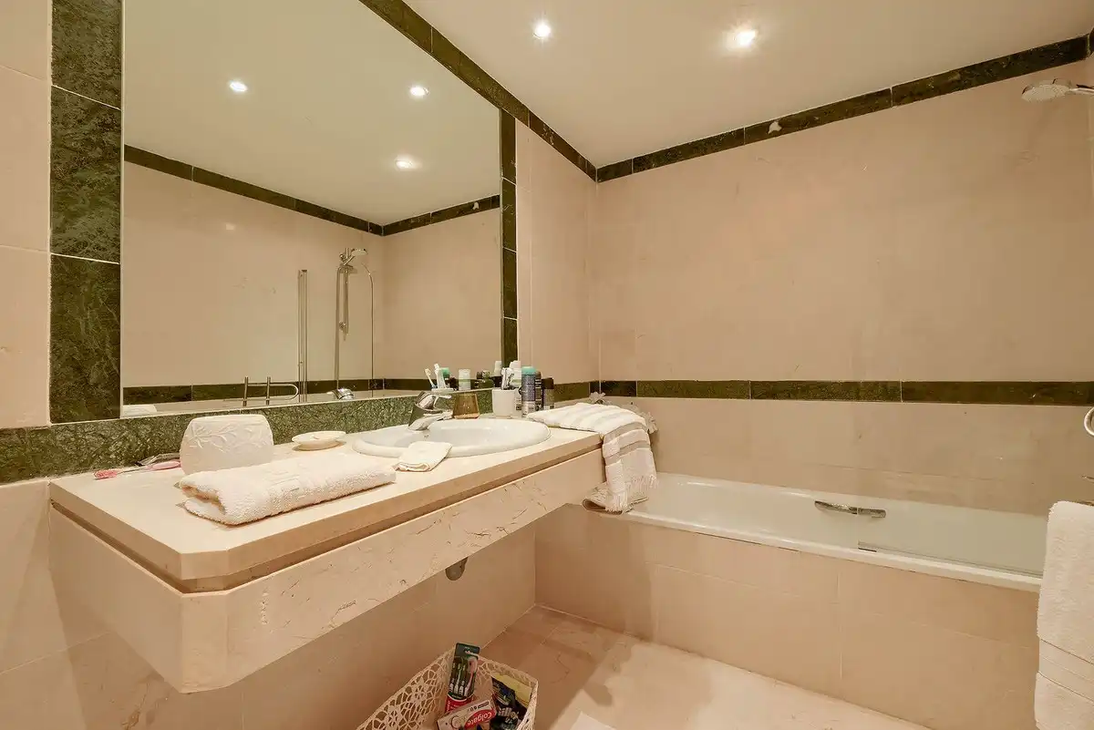 Badezimmer von Einfamilien-Reihenhaus zum Verkauf in Marbella mit Klimaanlage und Terrasse