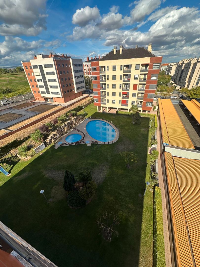 Piscina de Pis en venda en  Logroño amb Calefacció, Parquet i Traster
