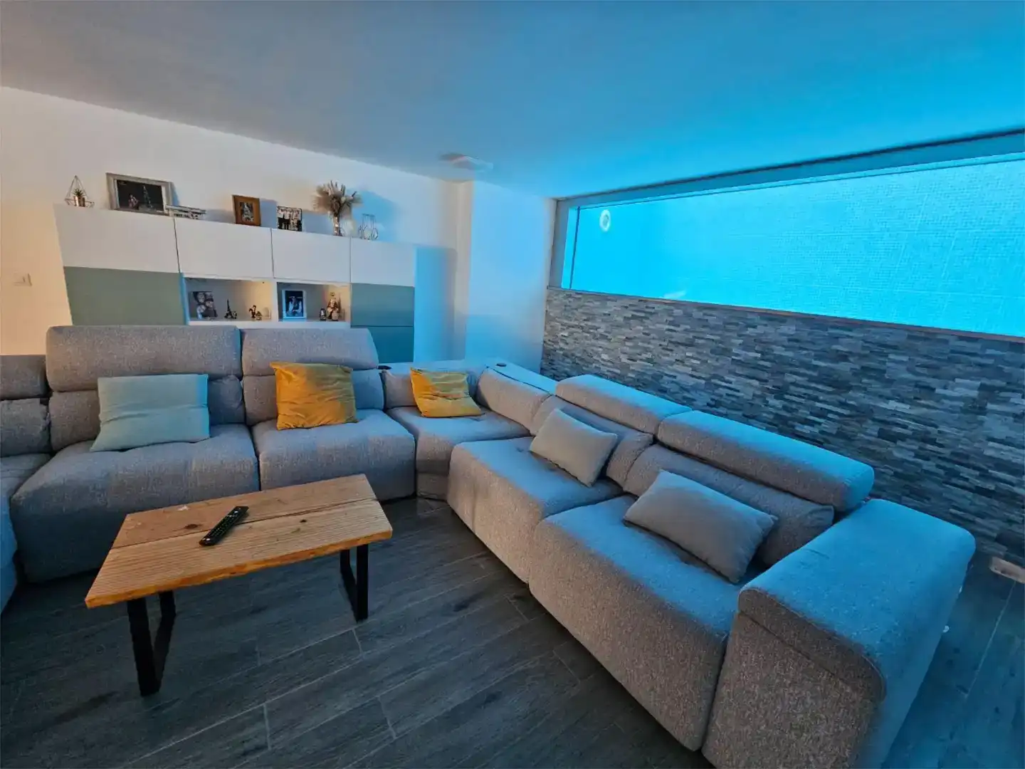 Sala d'estar de Casa adosada en venda en Las Palmas de Gran Canaria amb Jardí privat, Piscina i Balcó
