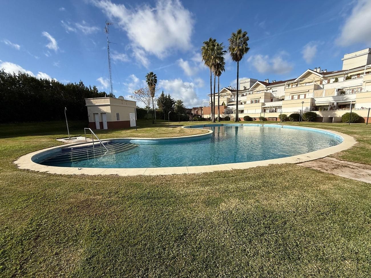 Piscina de Apartamento de alquiler en Badajoz Capital con Aire acondicionado, Jardín privado y Terraza