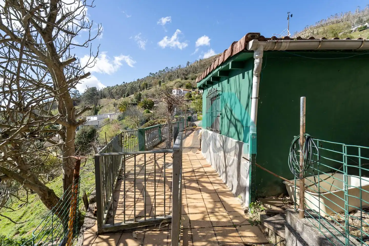 Vista exterior de Casa o xalet en venda en Oviedo  amb Jardí privat, Terrassa i Traster