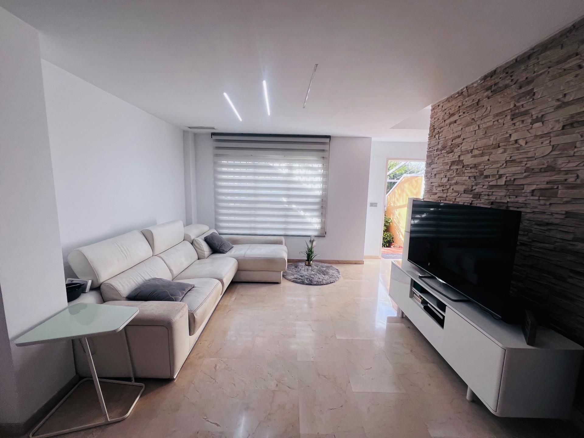 Sala d'estar de Casa adosada en venda en Elche / Elx amb Aire condicionat, Jardí privat i Terrassa