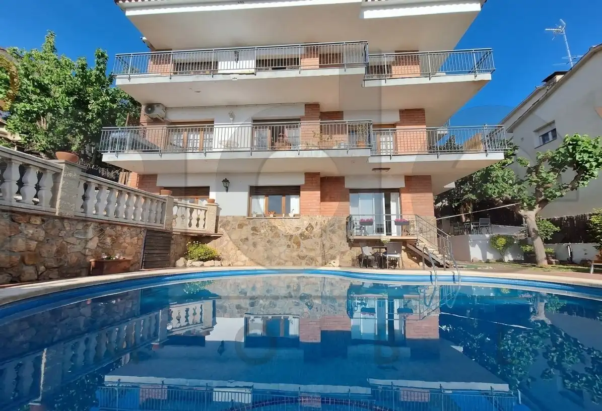 Piscina de Casa o chalet en venta en Arenys de Mar con Calefacción, Jardín privado y Parquet