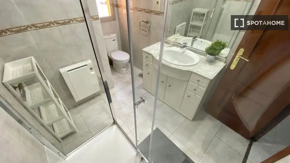 Baño de Piso de alquiler en Madrid con Aire acondicionado, Calefacción y Amueblado