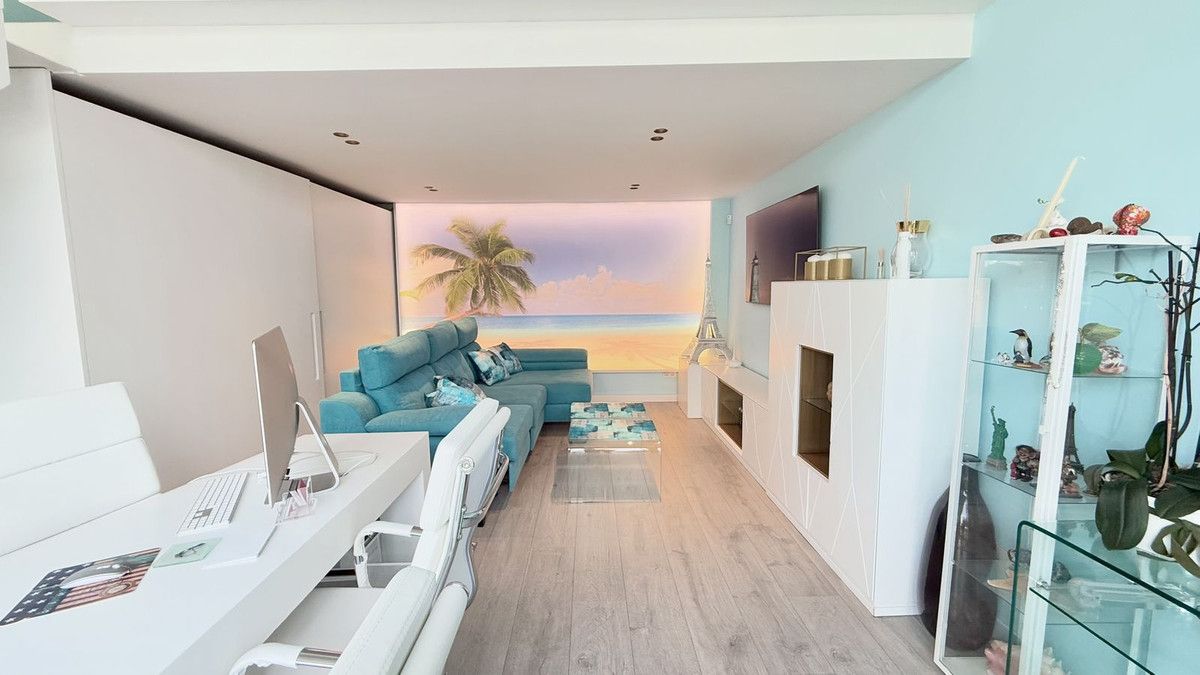 Sala d'estar de Oficina de lloguer en Marbella amb Aire condicionat i Alarma