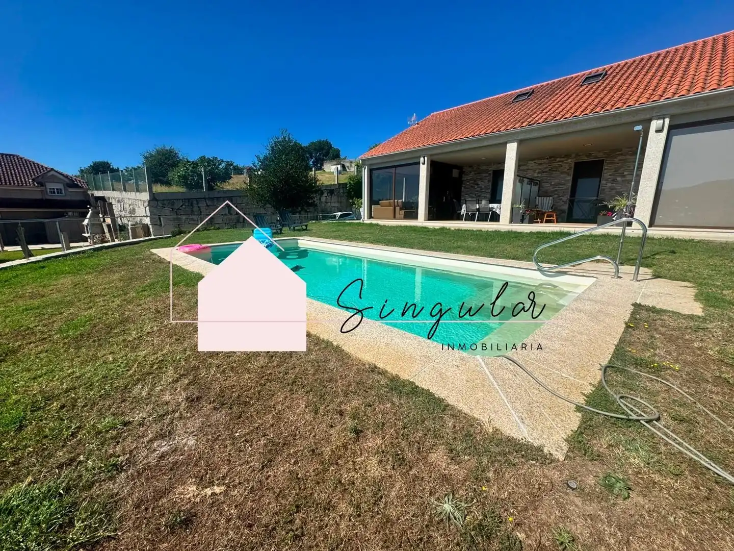 Piscina de Casa adosada de alquiler en Nigrán con Jardín privado y Piscina comunitaria