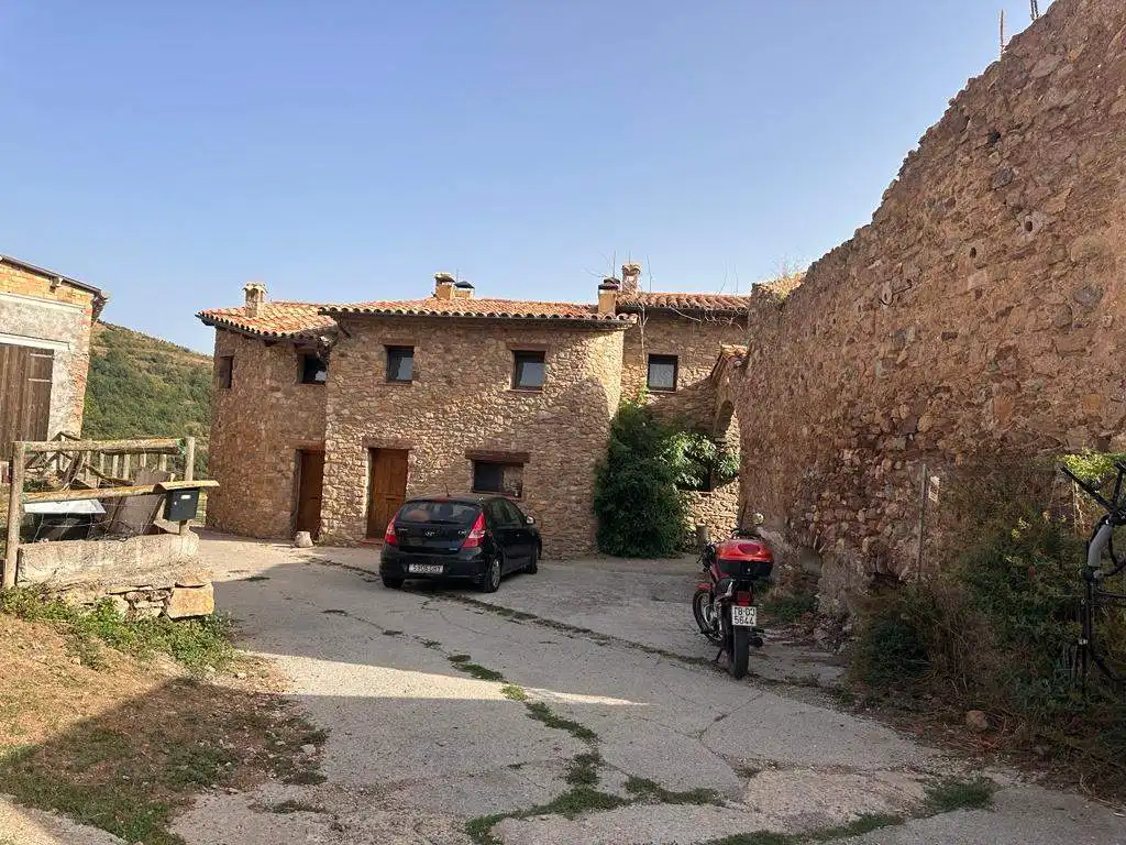 Vista exterior de Pis en venda en Sarroca de Bellera amb Jardí privat