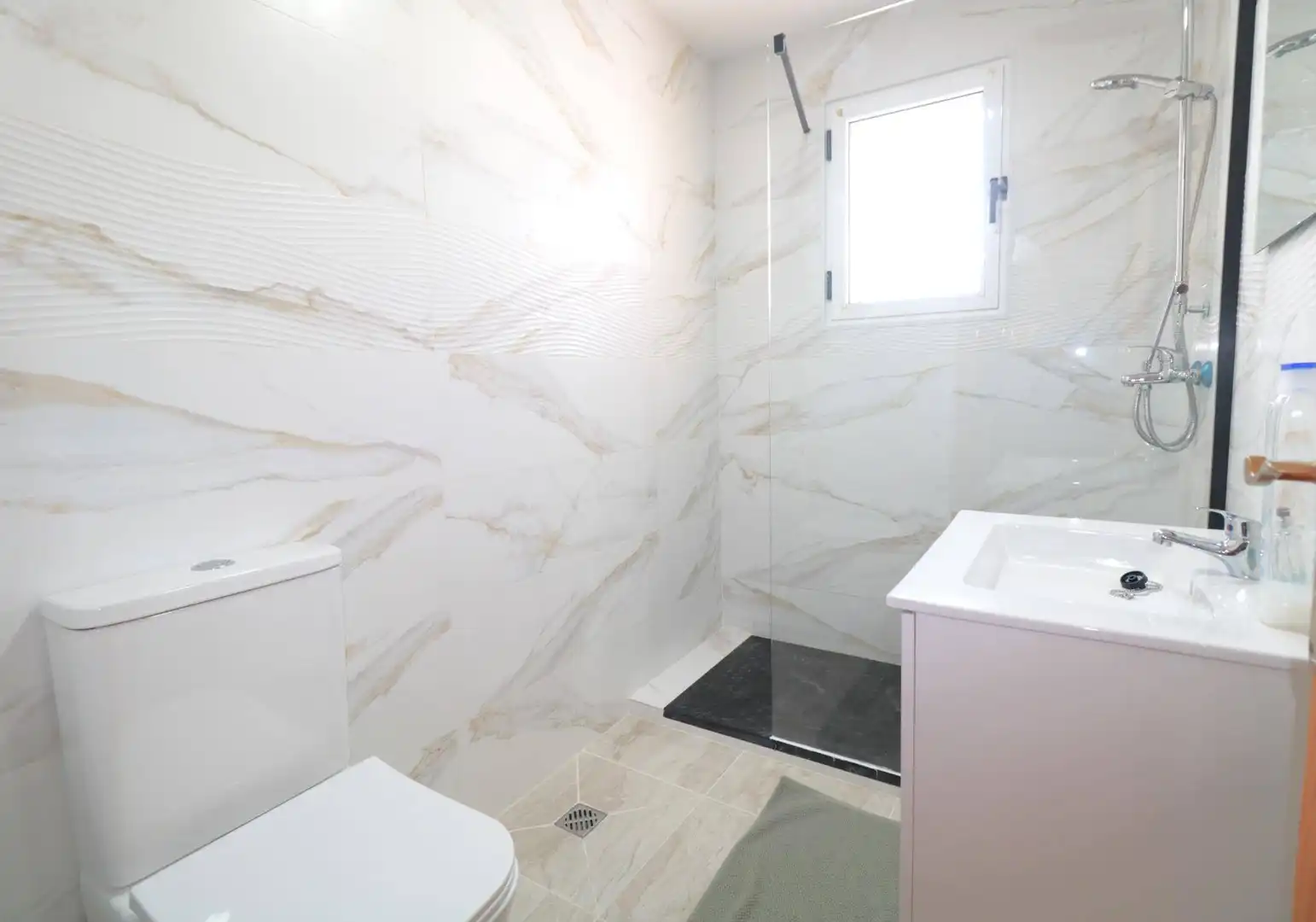Baño de Piso en venta en Torrevieja con Jardín privado, Amueblado y Piscina comunitaria