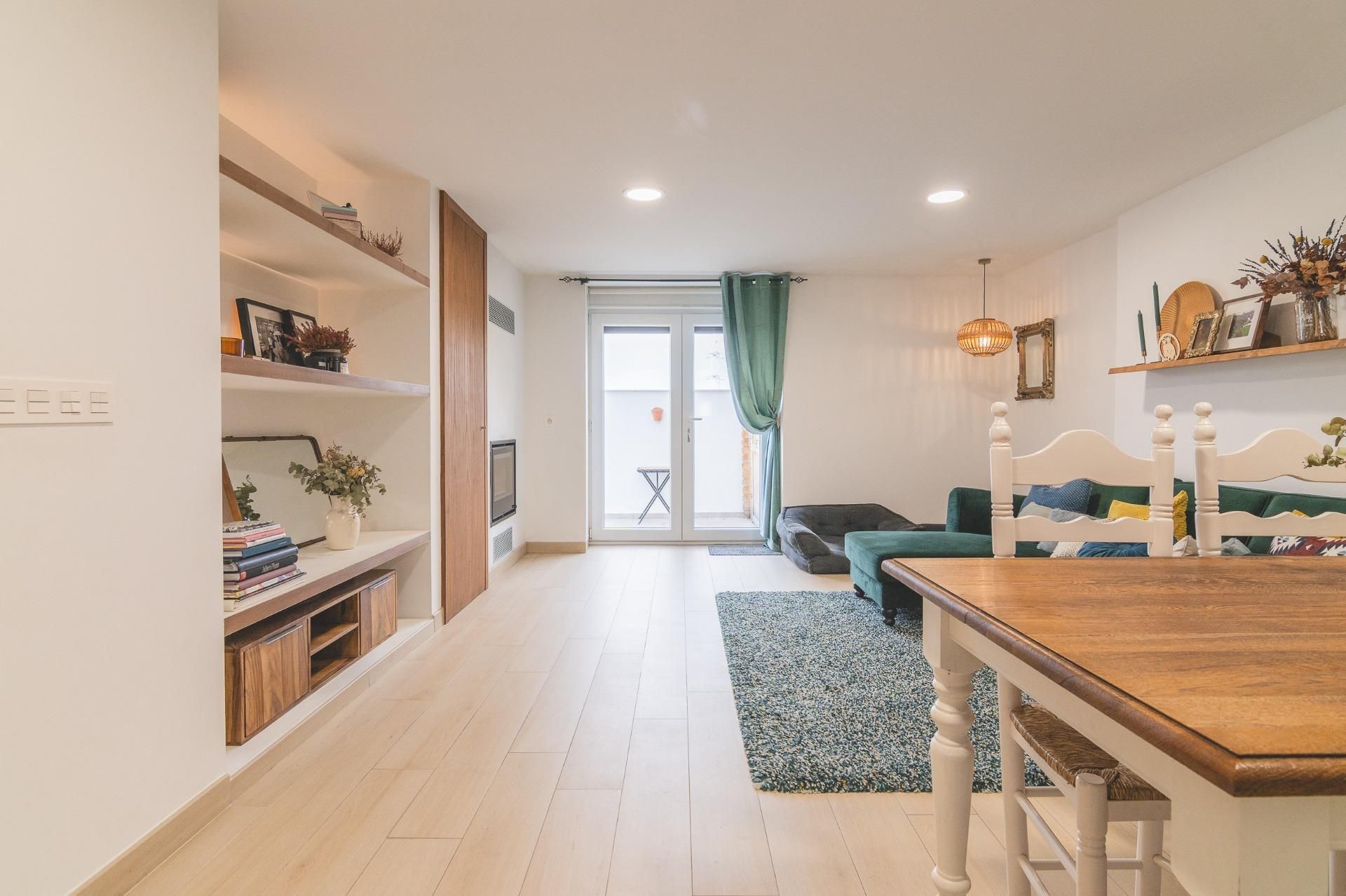 Sala d'estar de Casa adosada en venda en Orkoien amb Calefacció, Parquet i Terrassa