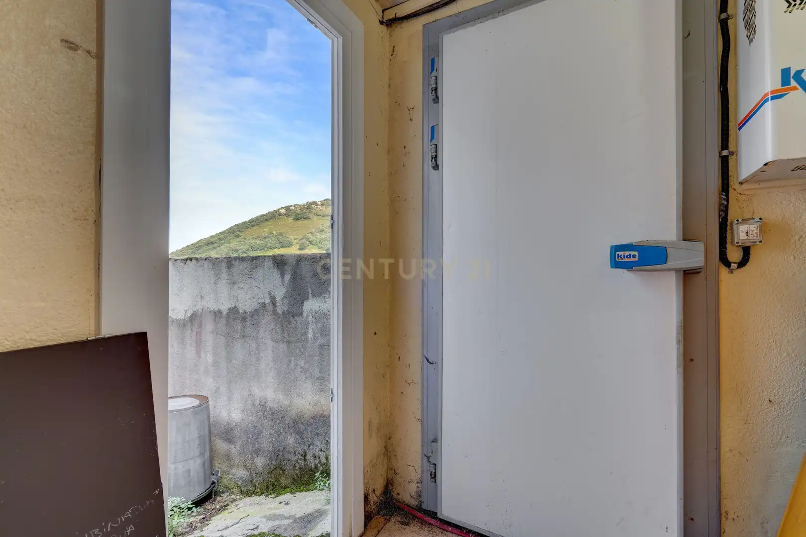 Commercial properties for sale in Deba  with Air Conditioner