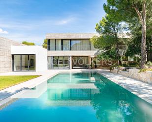 Vista exterior de Casa o xalet en venda en Boadilla del Monte amb Aire condicionat, Calefacció i Jardí privat