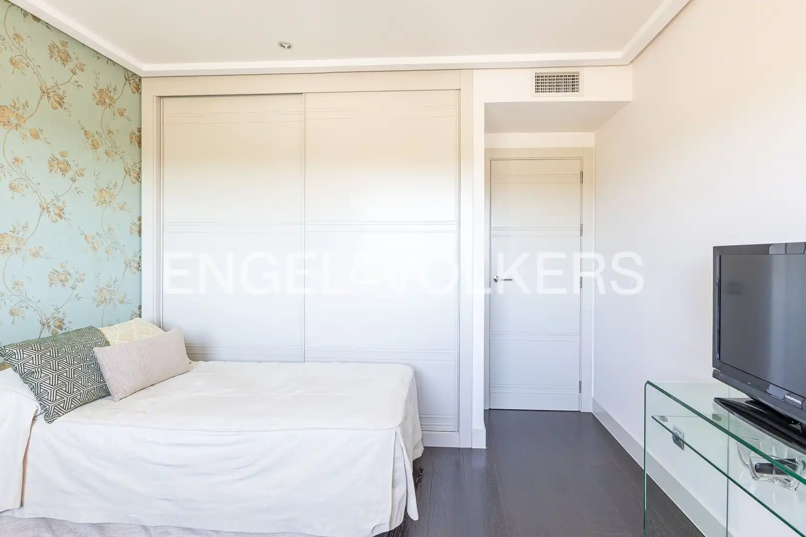 Schlafzimmer von Einfamilien-Reihenhaus zum Verkauf in Majadahonda mit Klimaanlage, Heizung und Privatgarten
