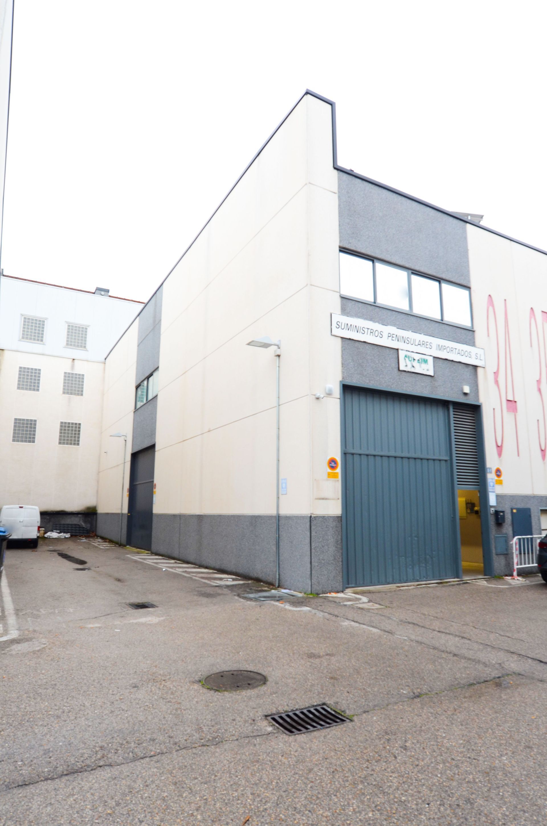 Vista exterior de Nave industrial de alquiler en Alcorcón