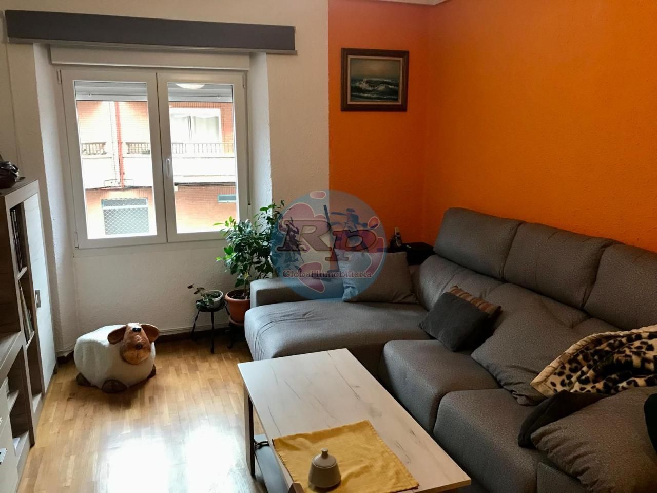 Sala d'estar de Pis en venda en León Capital  amb Calefacció, Parquet i Traster