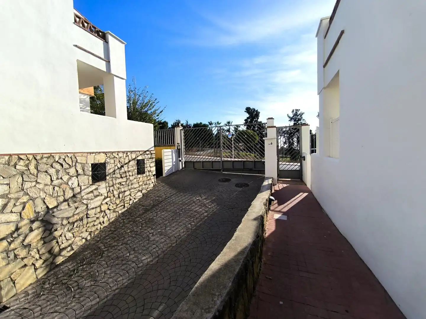 Vista exterior de Ático en venta en Vélez-Málaga con Aire acondicionado, Calefacción y Jardín privado